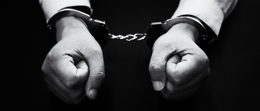 他亲手结束生命，却在法庭上微笑？故意杀人罪量刑竟藏惊天转折！