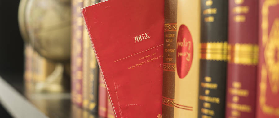 监外执行与缓刑如何选？核心对比：适用条件、监管强度与社会影响，助你精准判断哪种更优